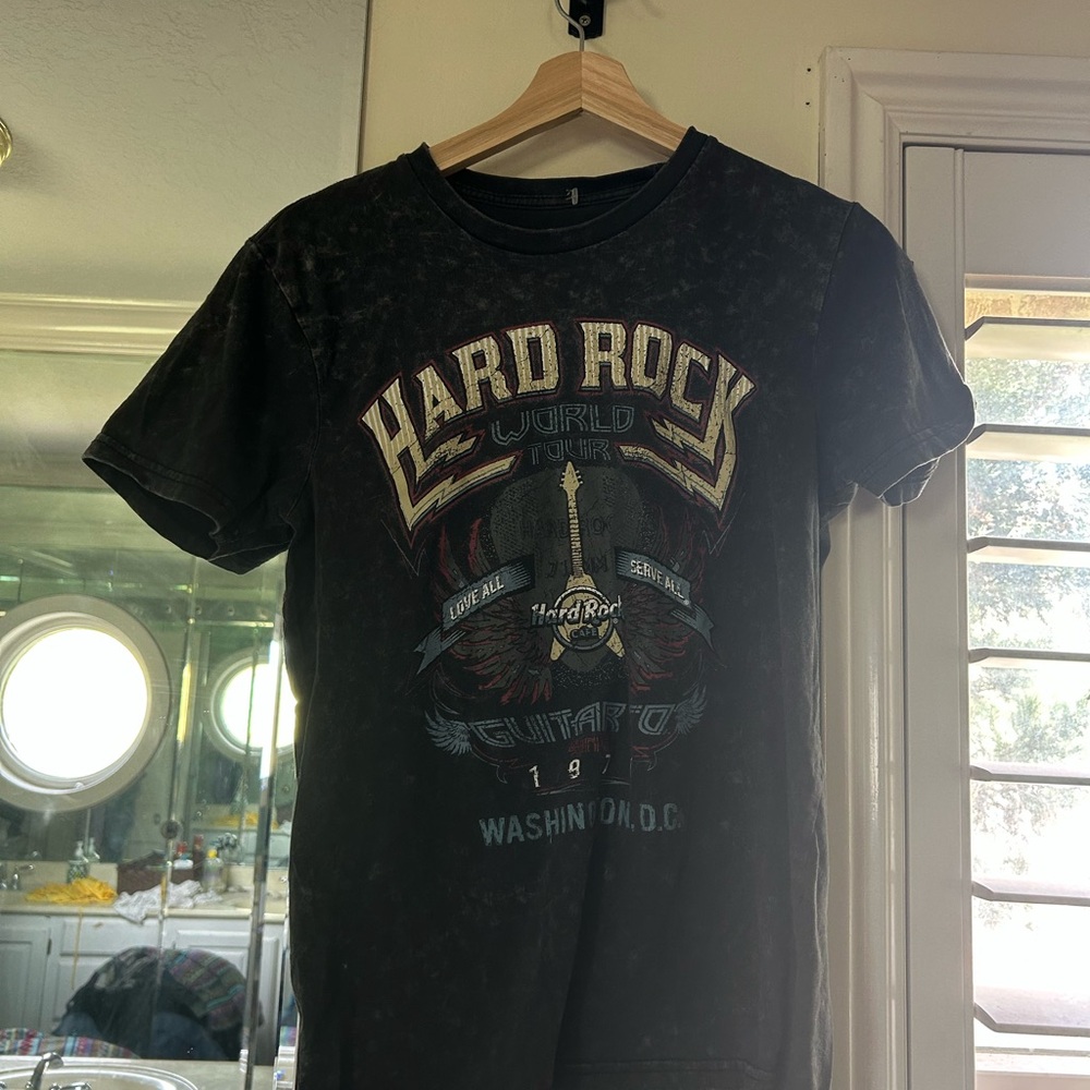 Hard Rock Cafe Black Graphic T-Shirt for women!